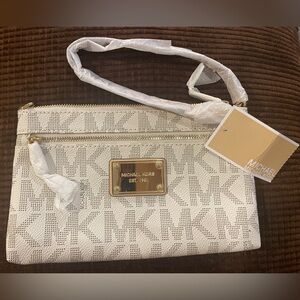 NWT Michael Kors Jet Set wristlet